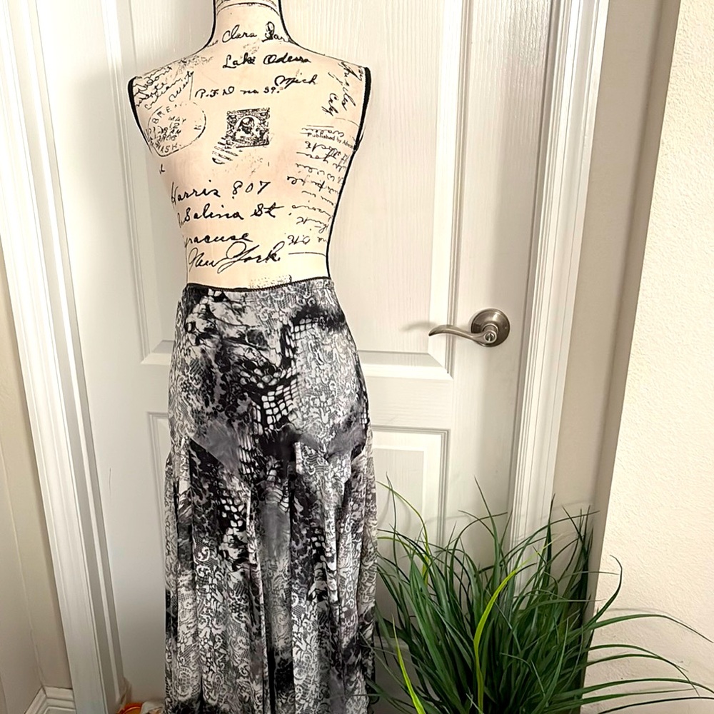 Newsworthy Elegant Black and Gray Midi-Skirt.